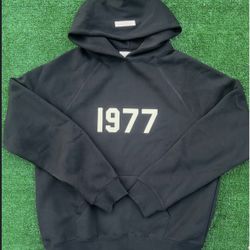 1977 Black Hoodie – Size Small, Iconic Streetwear Essential!