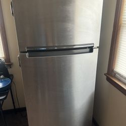 $200 Whirlpool Refrigerator 