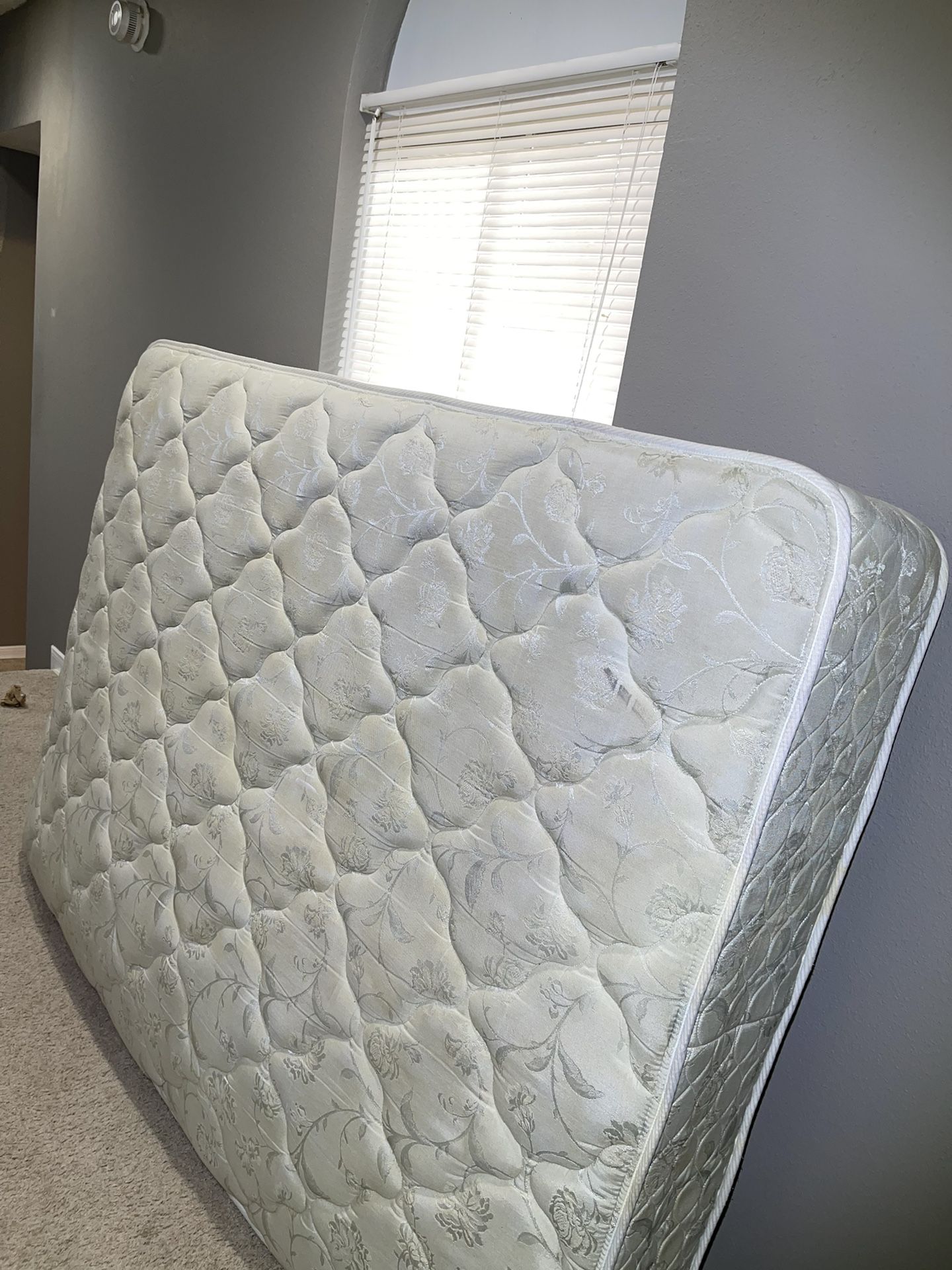 Queen Mattress/colchon Queen