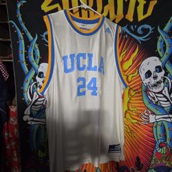 camiseta de baloncesto de la marca Adidas de los UCLA Bruins con el número 24. 