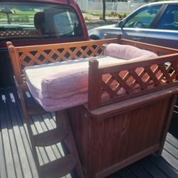 Room With a View Wooden Outdoor Pet , animals House
29"x21"x26
Good condition 