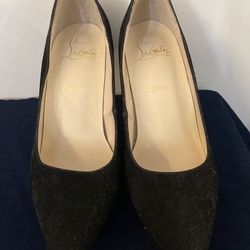 Christian louboutin velvet black heels with red bottoms. Size 36UE US 6 women