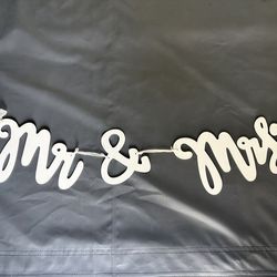 "Mr & Mrs" Wooden Sign