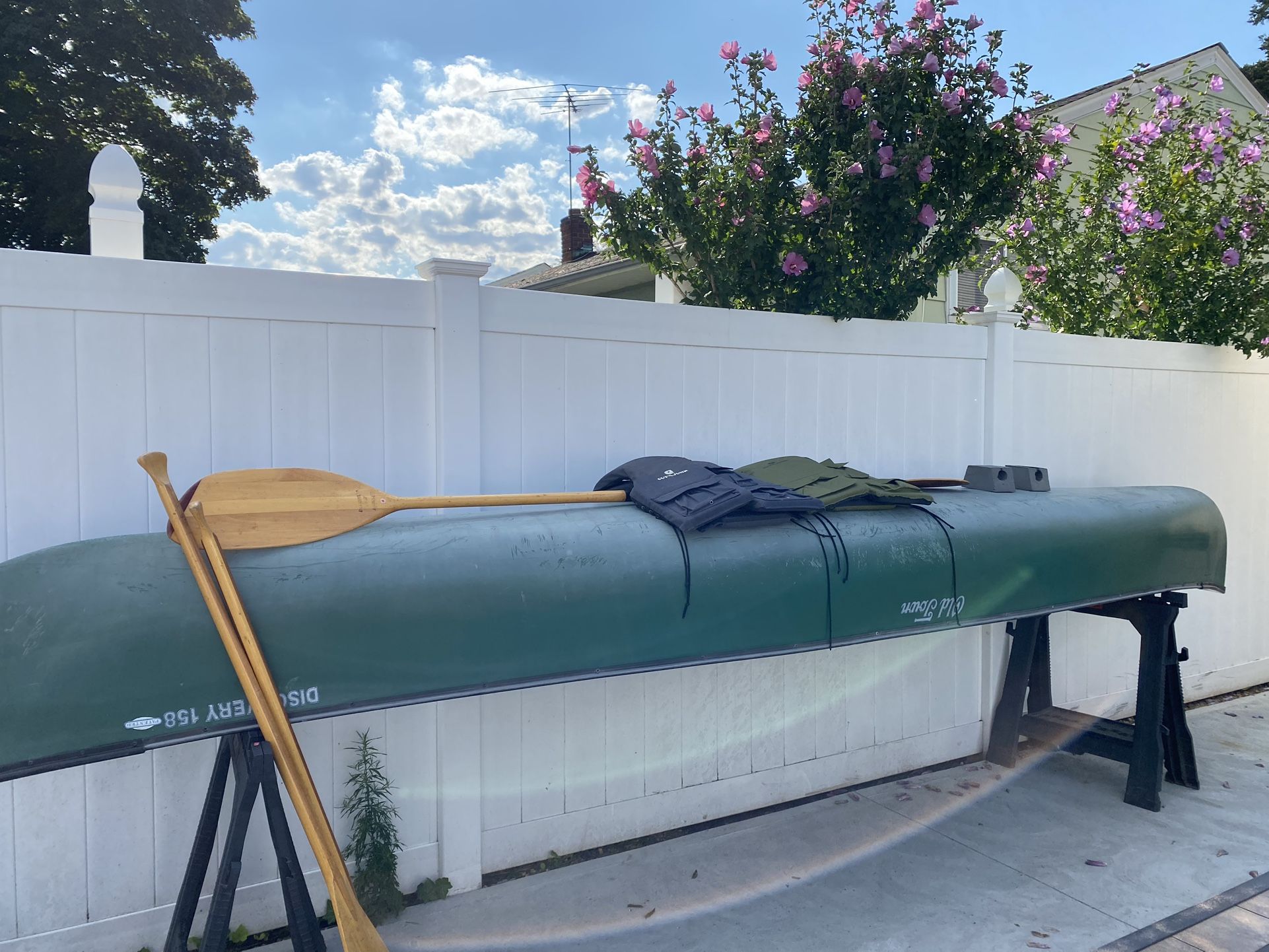 Old Town Discovery 158 Canoe (All Photographed Items Included)