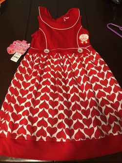 Girls dress fits a 6/7 tag is an 8
