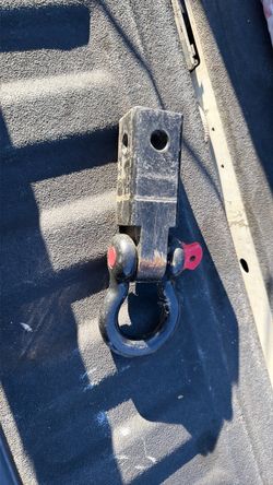 Tow hitch shackle
