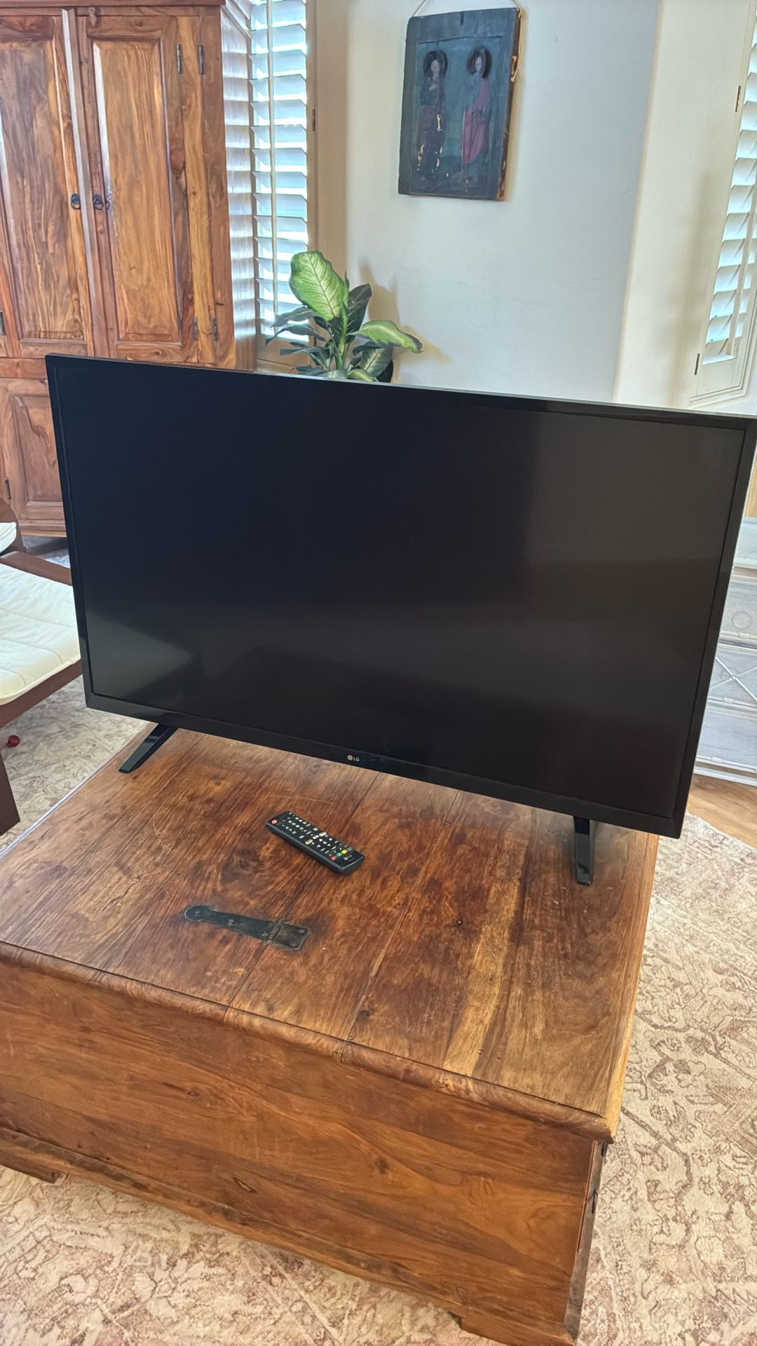 LG Smart TV - 42”