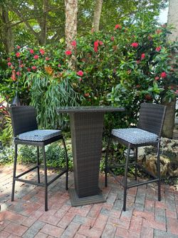 Outdoor barstools with table