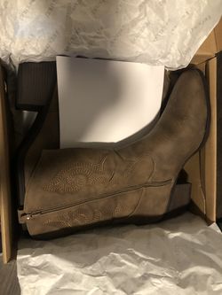Women year around boots brand new