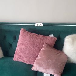 Couch W Pillows 
