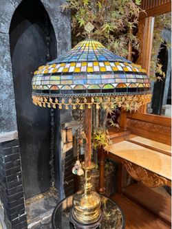Beautiful large amazing style Tiffany style table lamp, 22 wide 39 tall