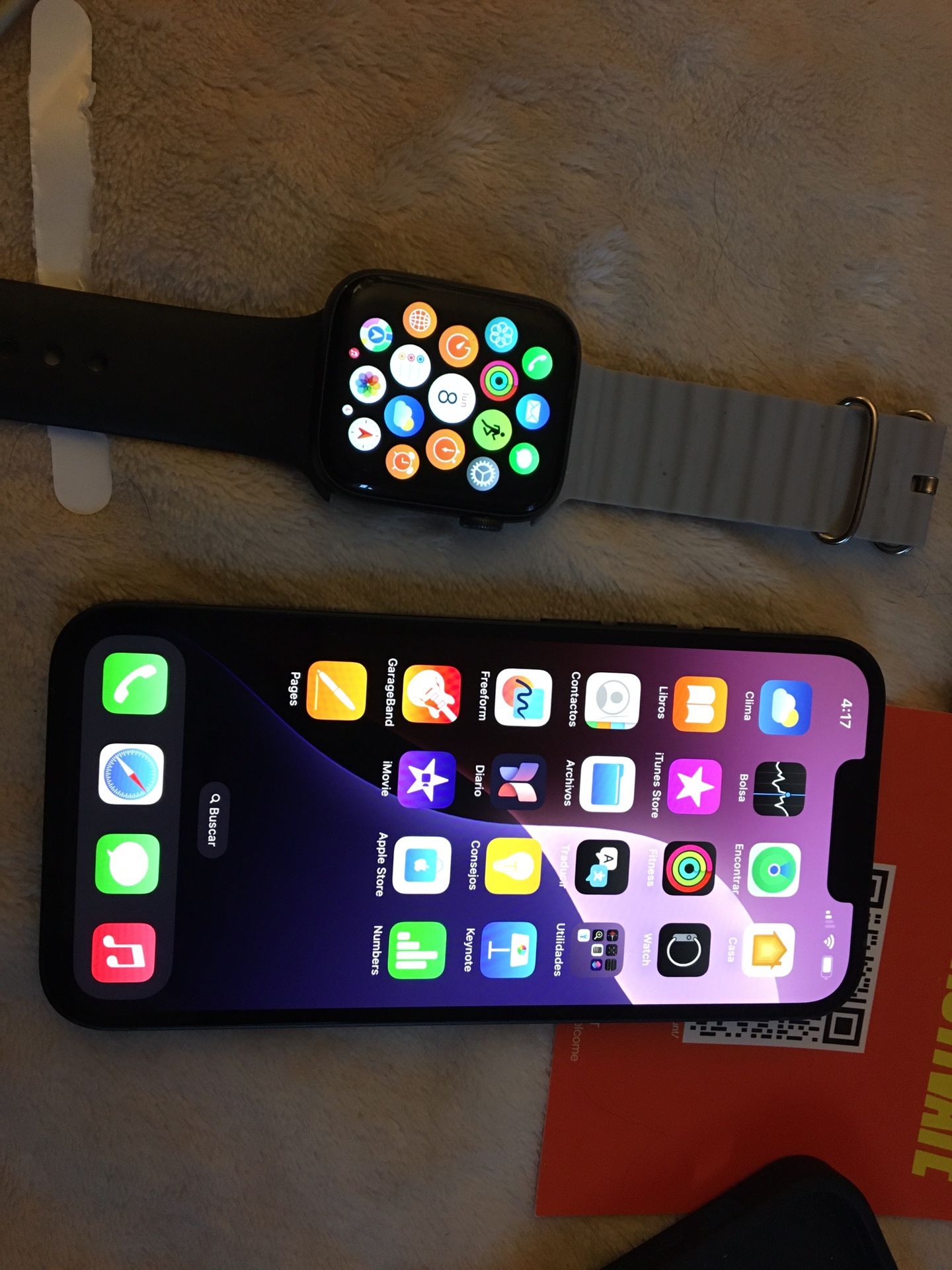iPhone 16e And Apple Watch Serie 6 