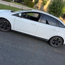 2014 FORD FOCUS SE. 5SPEED STICKSHIFT!!! Smogged & Registered $2800 obo