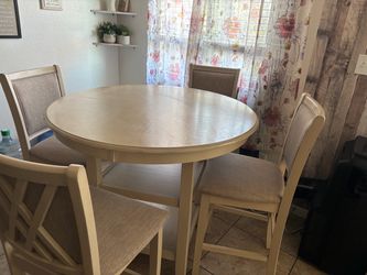 Rounded dinner table/ New Classic Furniture