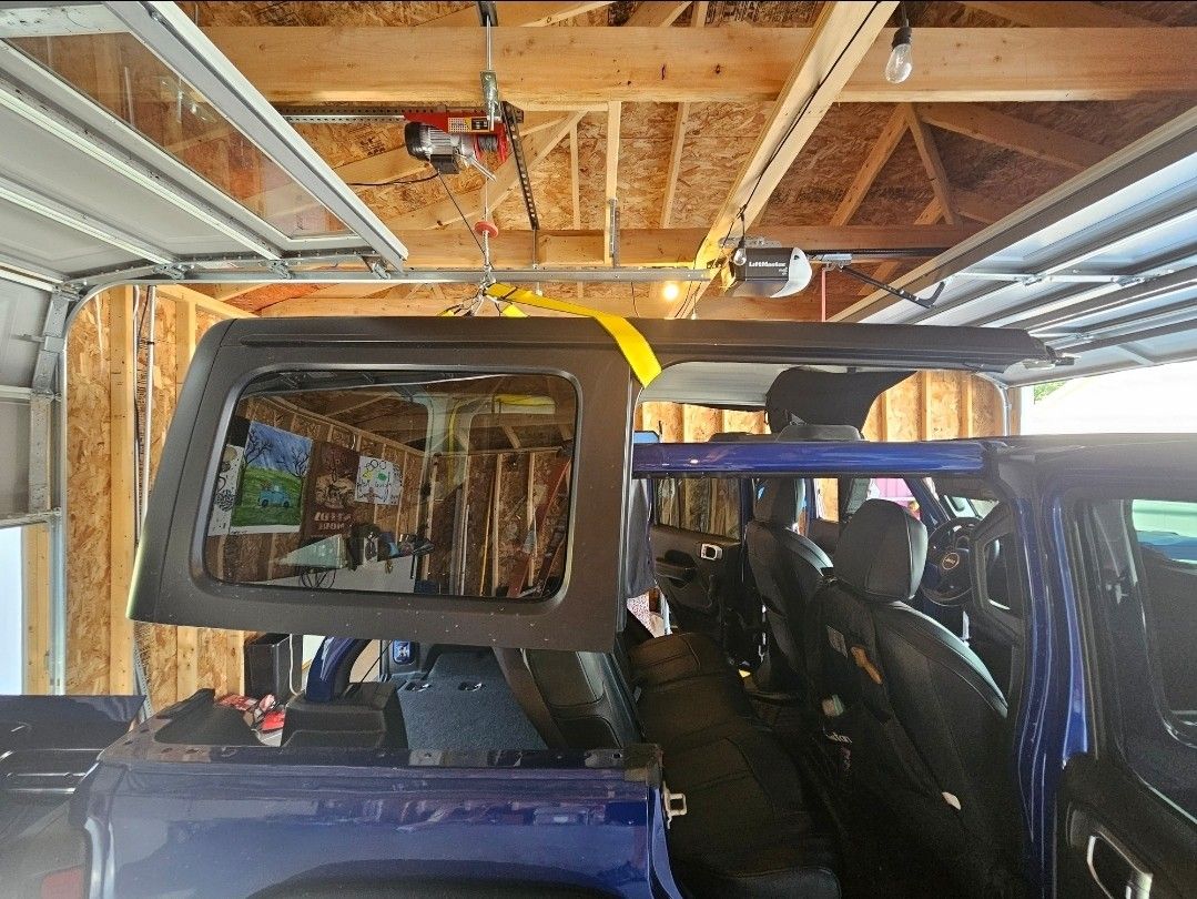 Jeep Wrangler/Ford Bronco 2 & 4 door top lift.
Lifting harness.