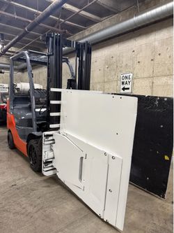 TOYOTA MODEL 8 forklift for sale ,5500 lb, 3 stage, clamp