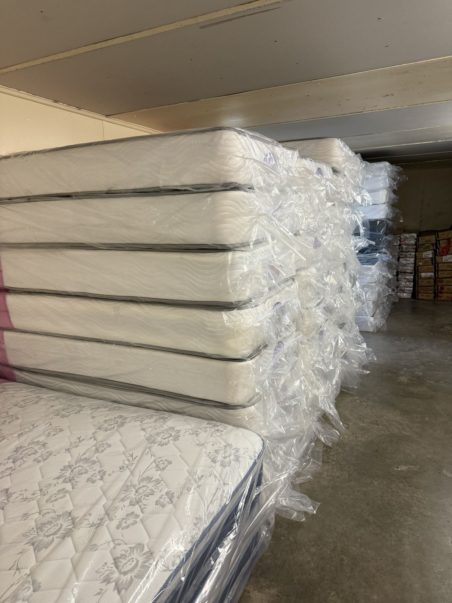Queen size mattress sets for 270 full-size mattress sets for 250 per set king size sets for $400 per set twin size sets for only $200 a set e mattress