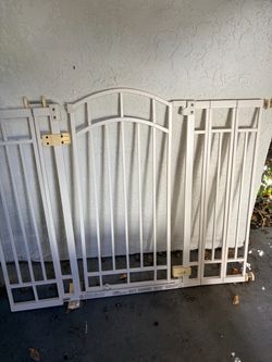 Baby gate or pet gate
