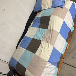 Cama de madera individual con cajones, incluye colchón 