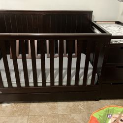 Graco Hadley 5-in-1 Convertible Crib with Drawer (Espresso )bonus Crib Mattress(like New Never Slept On)2 Toddler Bed Guard Rails