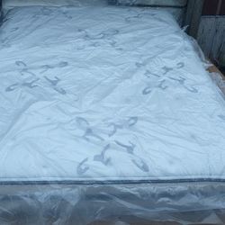 Simmons Beautyrest Recharge Queen Size Mattress And Box Spring 