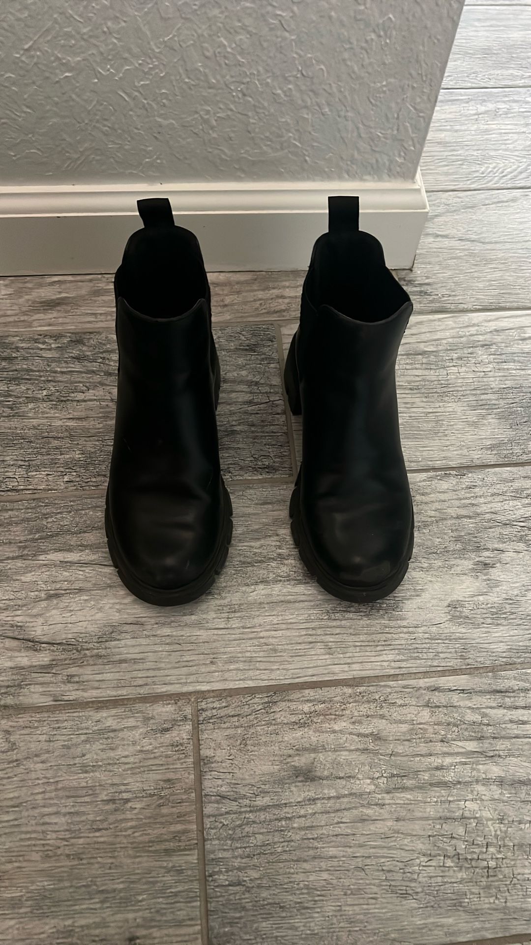 Girl’s Boots. Size 2.