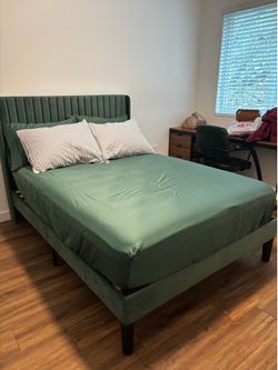Full Size Green Velvet Bed READ DESCRIPTION