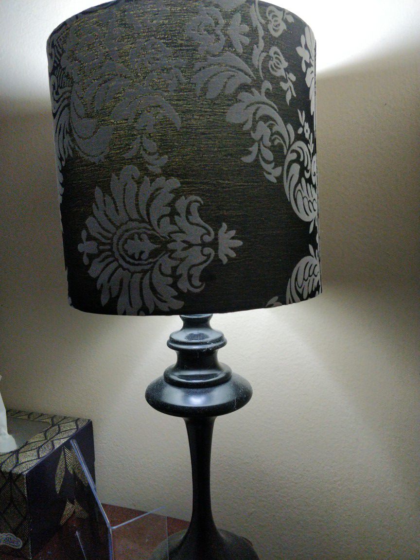 2 Bedside lamps
