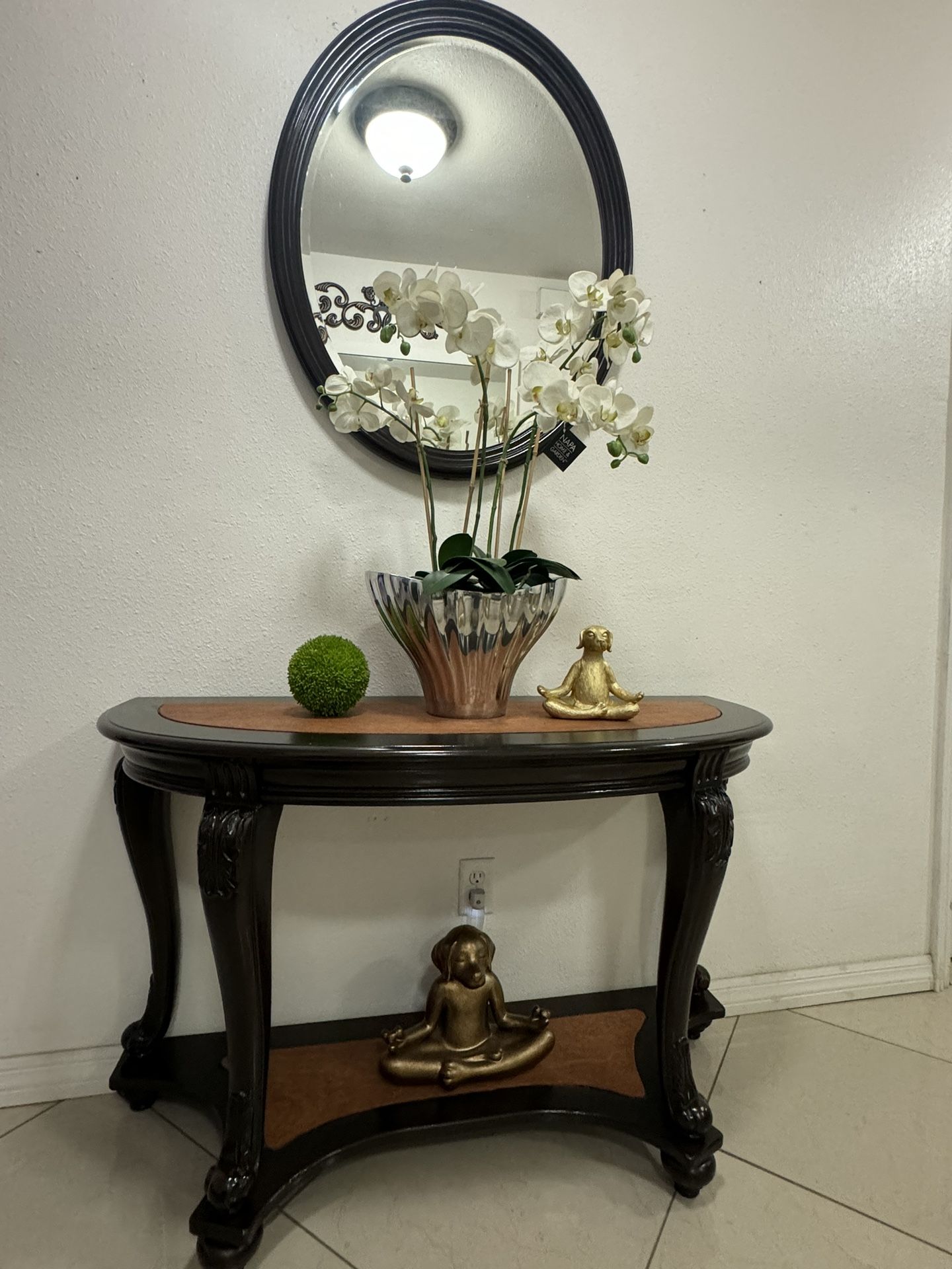 Entry Table And Mirror
