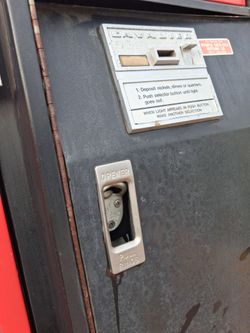 Coke machine  84/85  model all metal all original