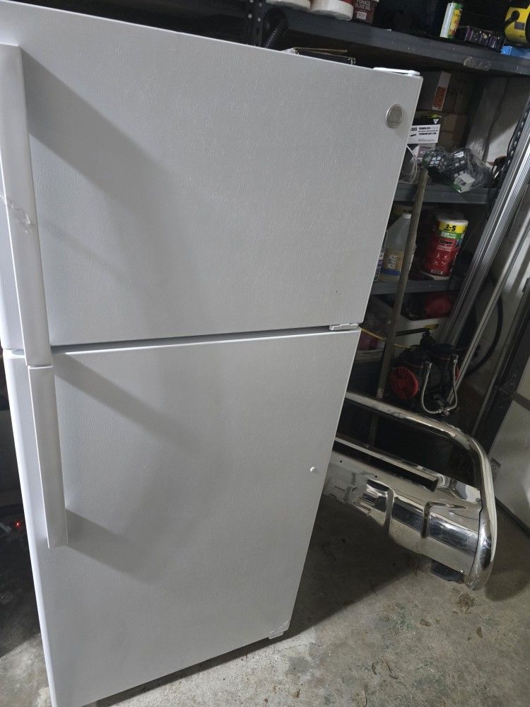 GE refrigerator topping, bottom white. Full size. 50 Inc Tall 21 Wide # 715