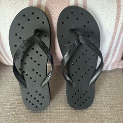Room Essentials Shower Flip Flops. Unisex. Size S: Women’s 8/9. Men’s 7/8