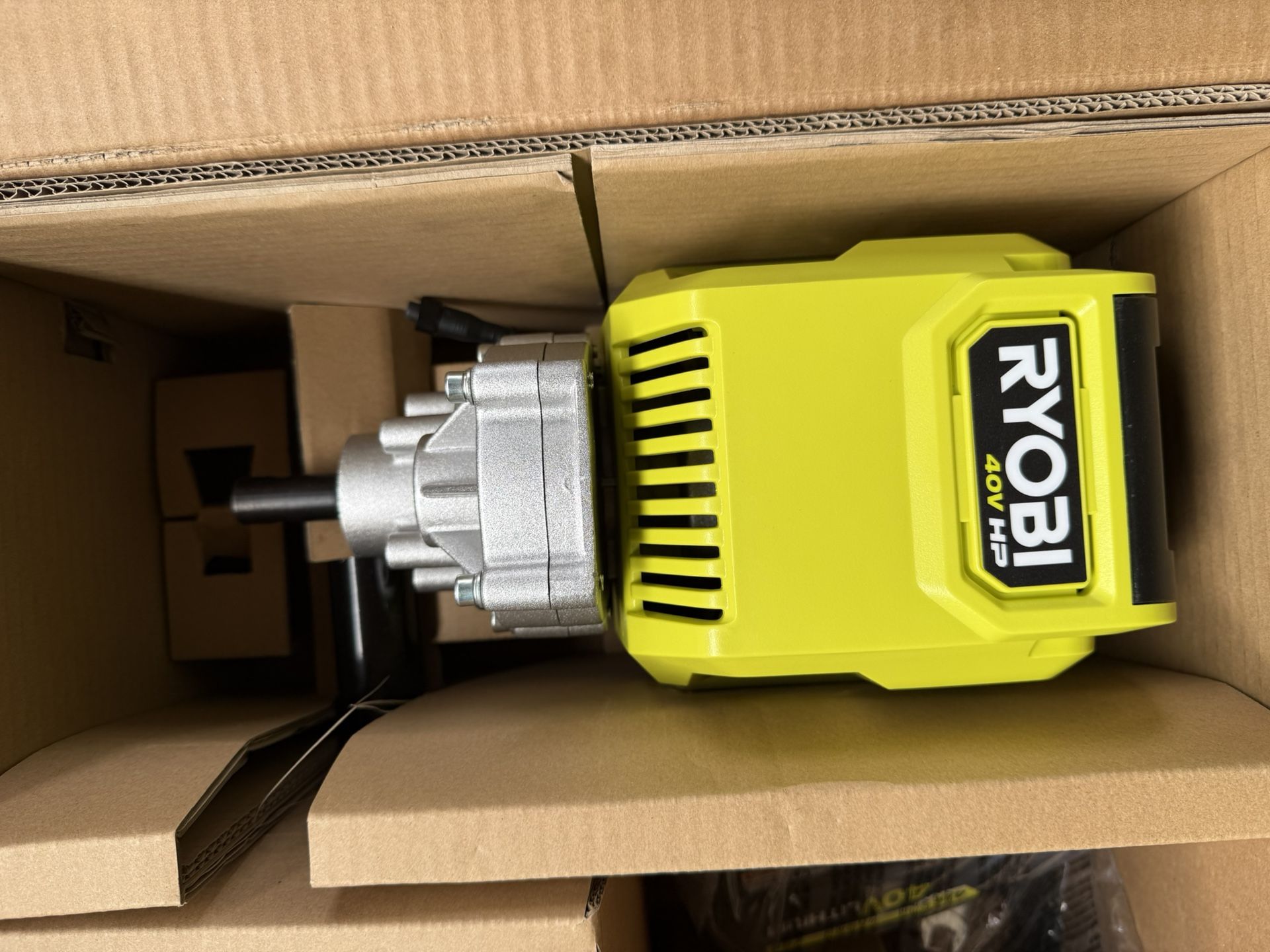 Máquina Para Acer Hoyos Ryobi De 40 Vol Batería De 5.0 Y Cargador 