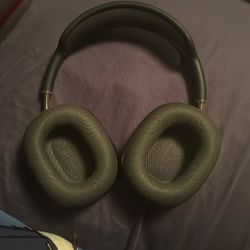 Apple AirPods Max – Space Gray – Great Condition (Minor Scratch)