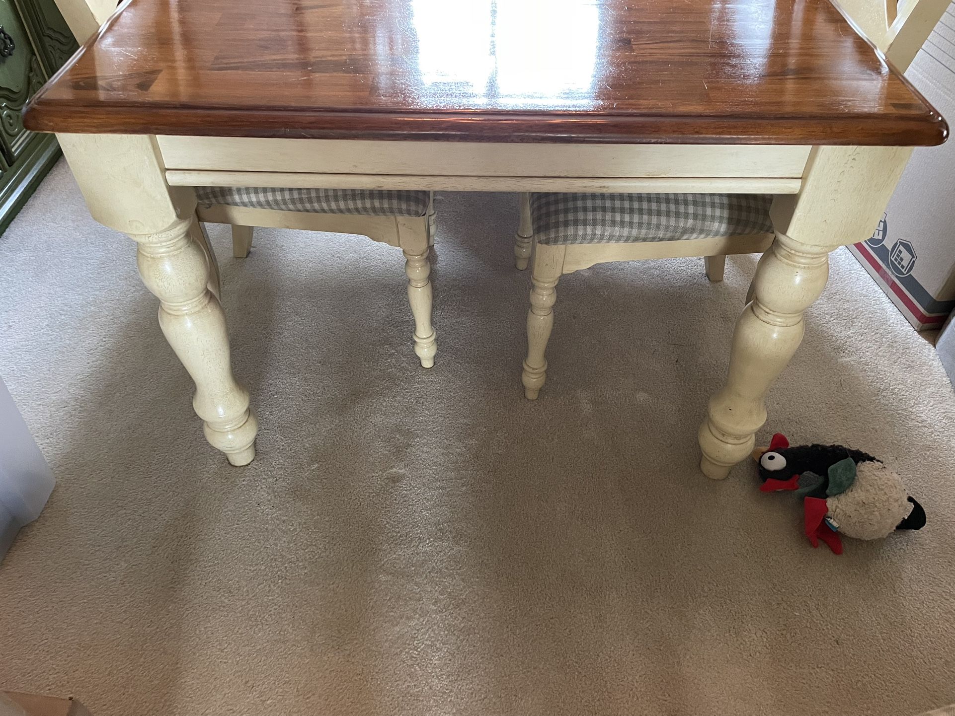 Dining Room Table and 6 Chairs 