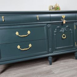 *FREE DELIVERY*
THOMASVILLE dresser/ Buffet/ Credenza/ Entry/ Console/Tv stand