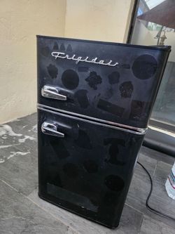 Frigidaire 3.2 Cu Ft 2-Door Retro Compact Bar Fridge With Freezer