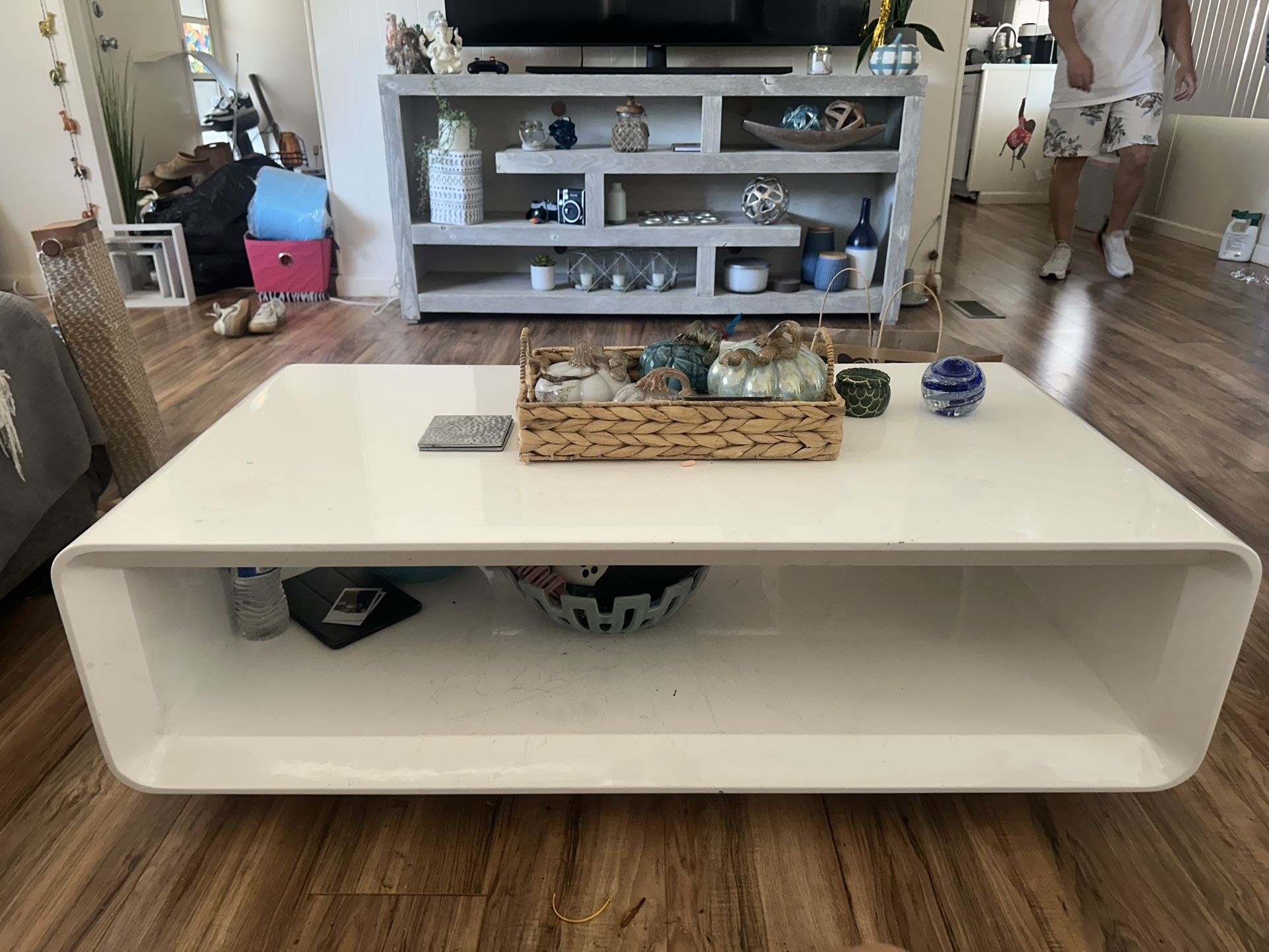 White Scandinavian Solid Table