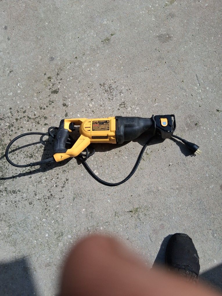 Dealt Reciprocating Saw 