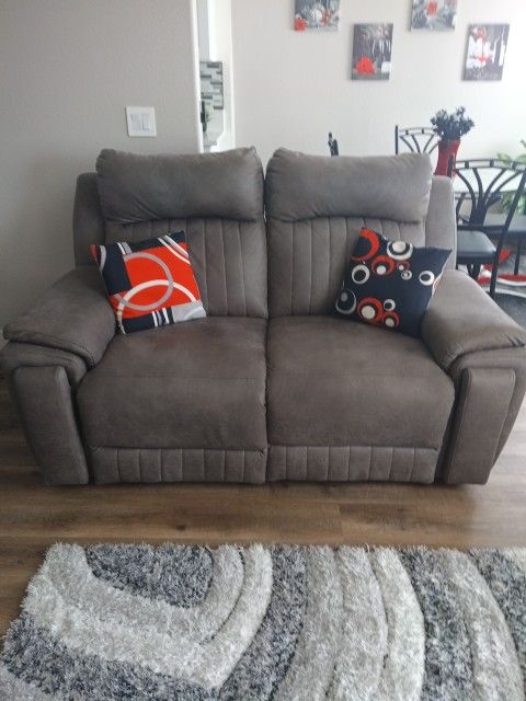 Electric Reclining Loveseat W/ USB Ports