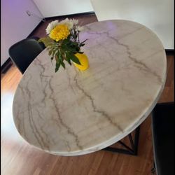 While dinner set - Table and 2 chairs