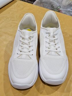 New, never worn women's sneakers with arch support - size 9