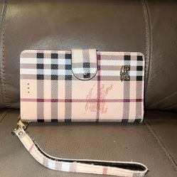 Burberry Adjustable phone Case And Wristlet