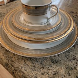 Stunning Dinnerware Set 