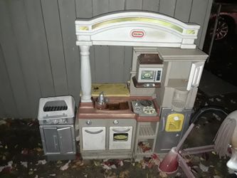 Kids out door kitchen