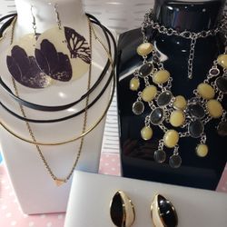 #1817, LOT VINTAGE JEWELRY, AMERICAN EAGLE INCLUDED .
