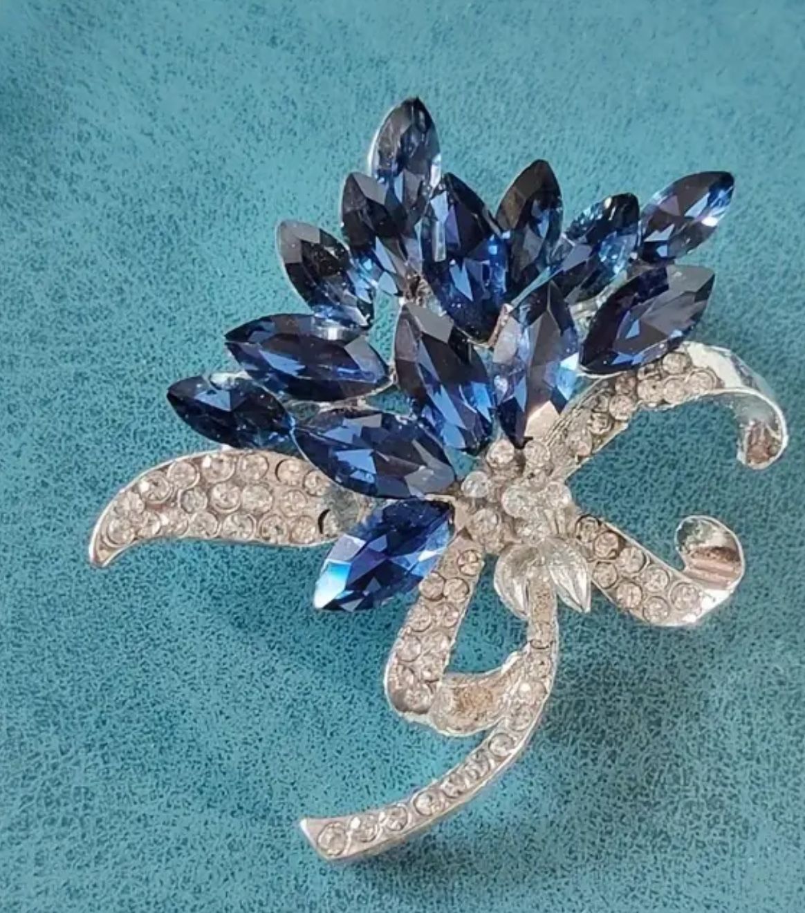 BEAUTIFUL BLUE VINTAGE BROOCH