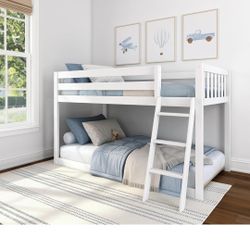Max & Lily Fundamental Twin Low Bunk Bed, Kids Solid Wood Modern Bed Frame with Strong Wooden Slats, Non-Toxic Finishes, High Weight Capacity, White