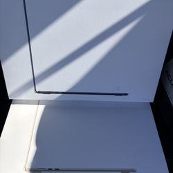 New Sealed Apple MacBook Air 15” M4 Starlight Midnight 16GB  Ram 256gb Applecare Plus