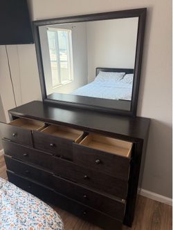 Queen bees room set